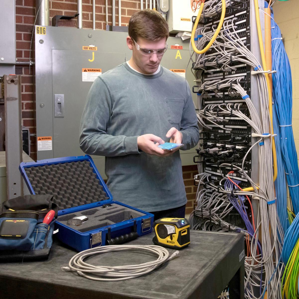 M211 BRADY M211 PORTABLE BLUETOOTH LABEL PRINTER