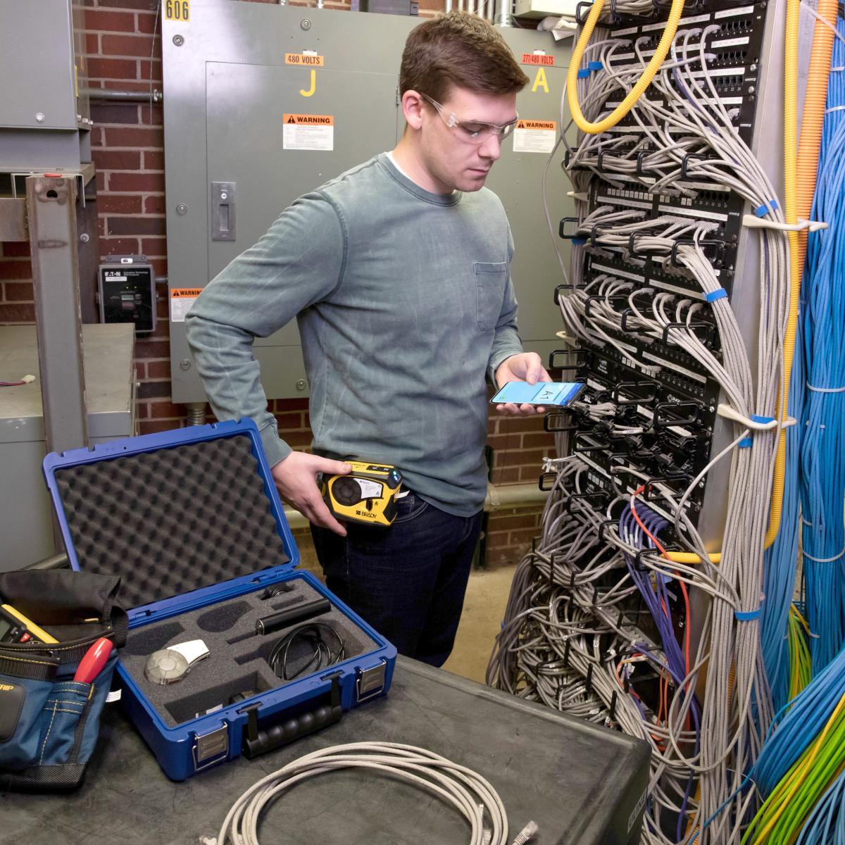 M211-KIT BRADY PORTABLE BLUETOOTH LABEL PRINTER WITH ACCESSORY KIT