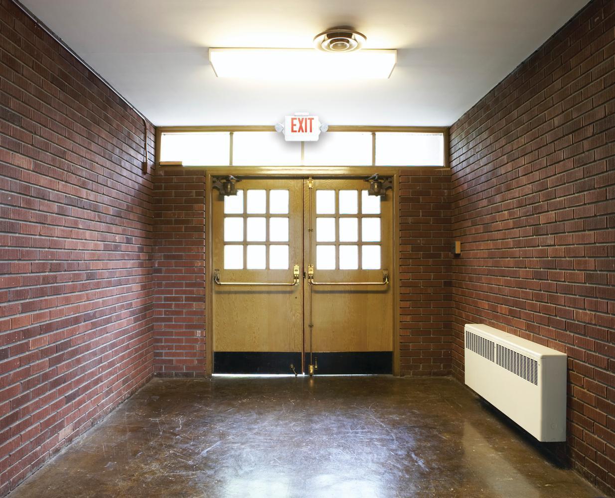 LHQM-LED-R-HO-R0-M6 LITHONIA WHITE THERMOPLASTIC, LED EXIT/ADJUSTABLE LED 2 HEADED UNIT COMBO, SINGLE STENCIL FACE, WITH EXTRA FACE PLATE, RED LETTERS, HIGH OUTPUT NI-CAD BATTERY, LESS HEADS, DAMP LOCATION (CI# 186HUE)